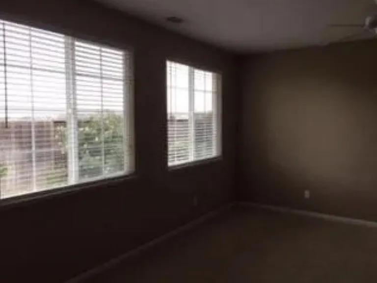 376 Noble Dr — Photo 5
