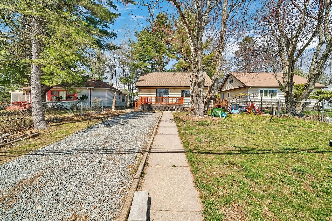 4 bed, 1600 sqft, $2,400 — Photo 1