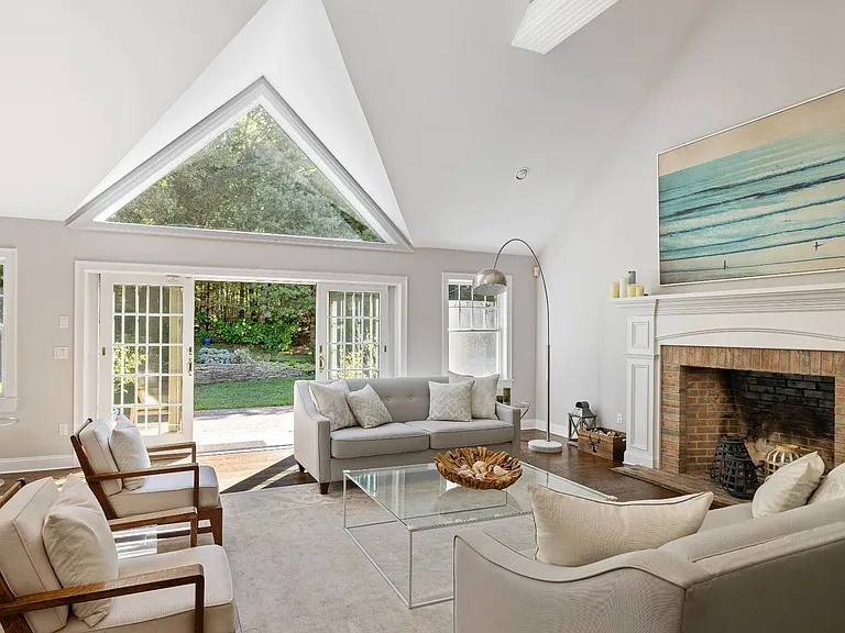 8 Devon Woods Close — Photo 2