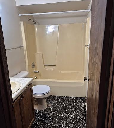 4th image of 2420 Camelot Blvd #201