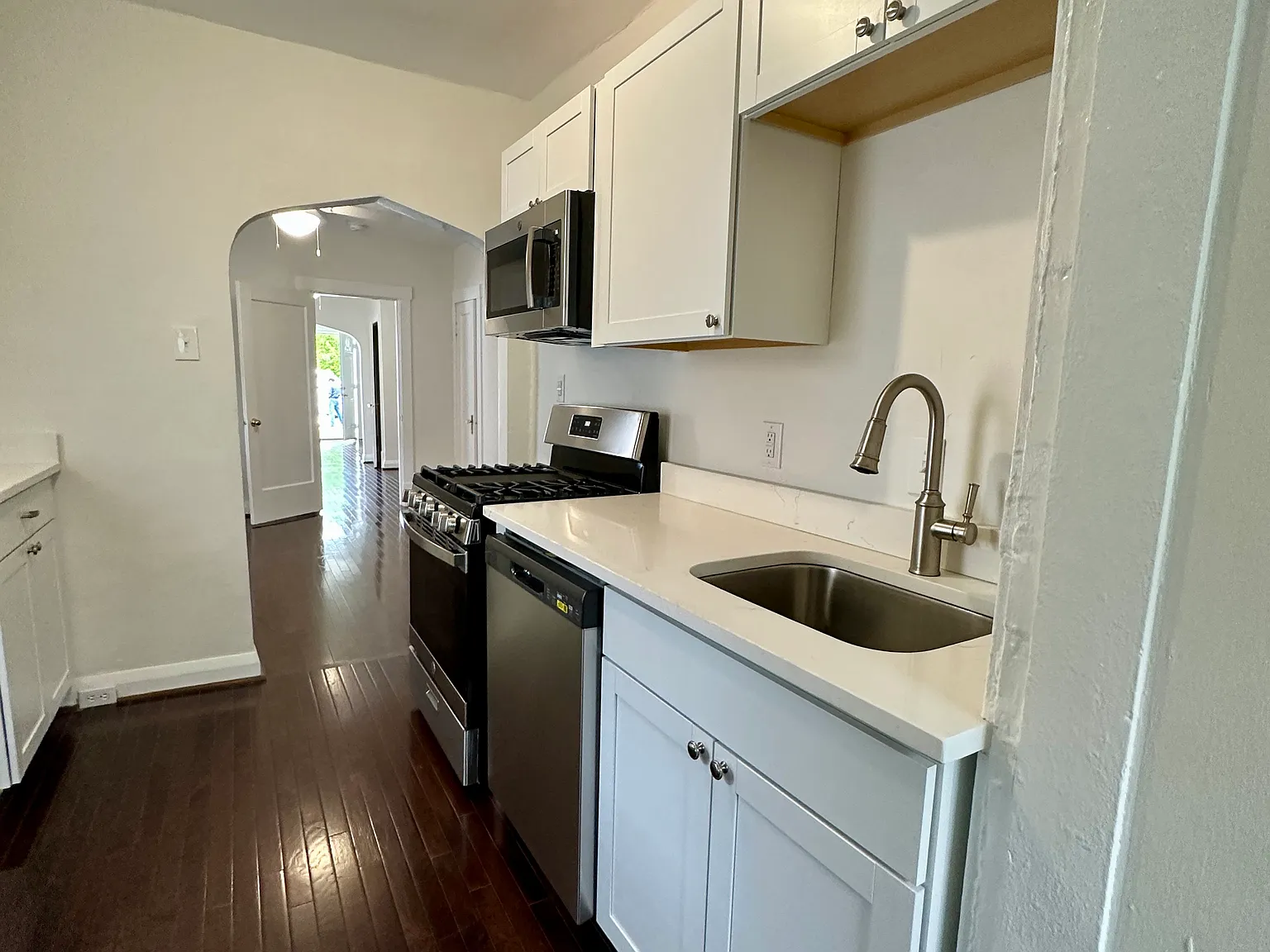 1 bed, 900 sqft, $1,195 — Photo 2