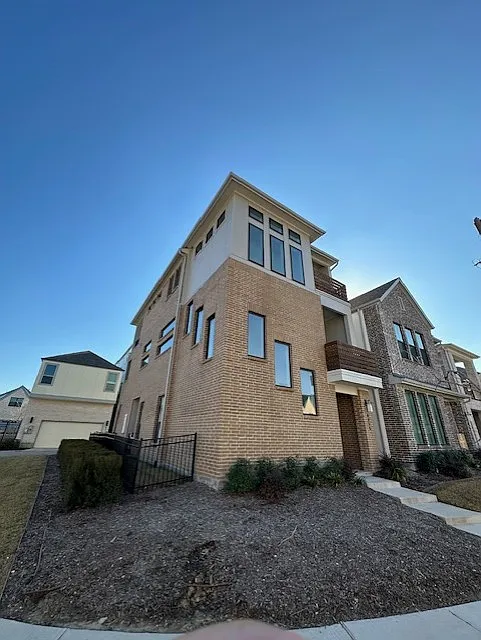3 bed, 3.5 bath, 2427 sqft, $3,900 — Photo 2