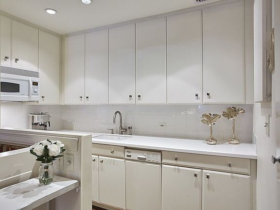 4th image of 425 E 50th St APT 2