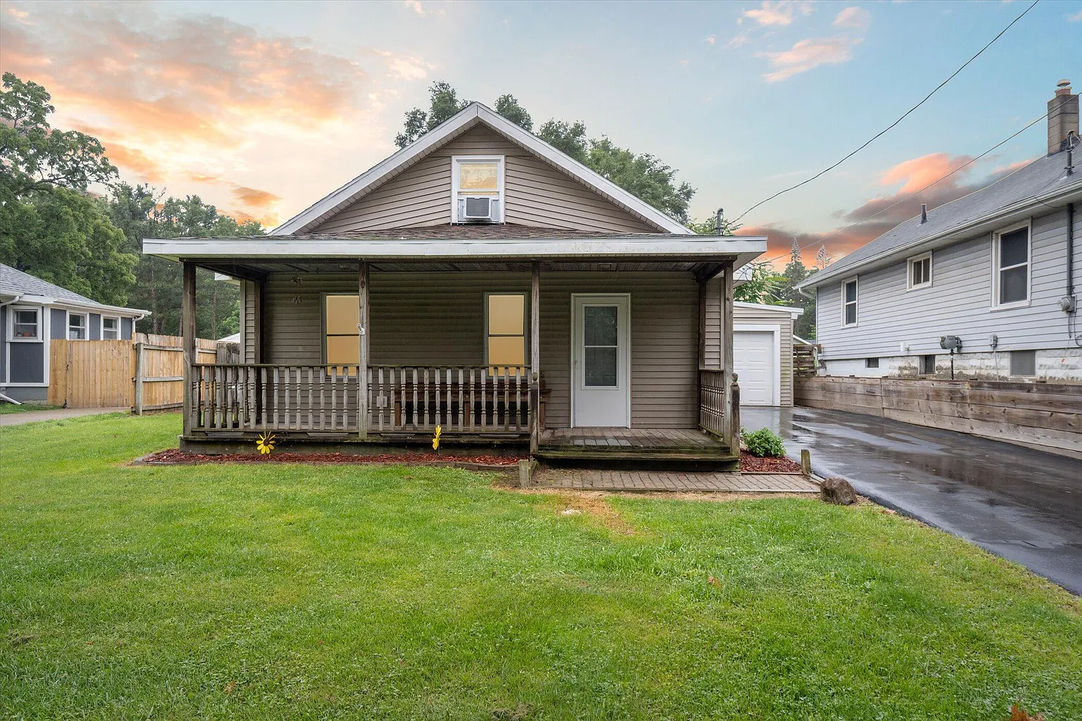 3111 Matthews St photo 1