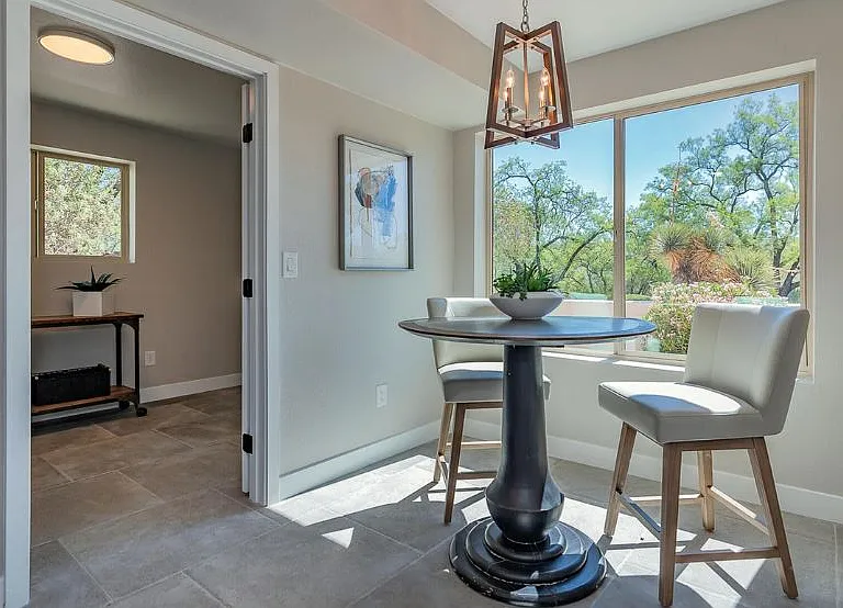 dining room fits 6 seat table