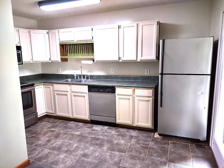 2208 Melrose Ln — Photo 6