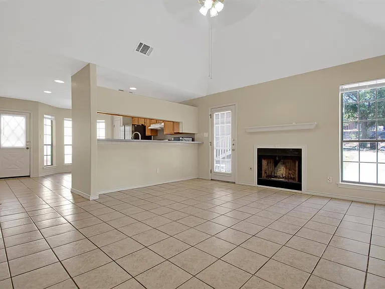 2016 Castle Gate Cir — Photo 4
