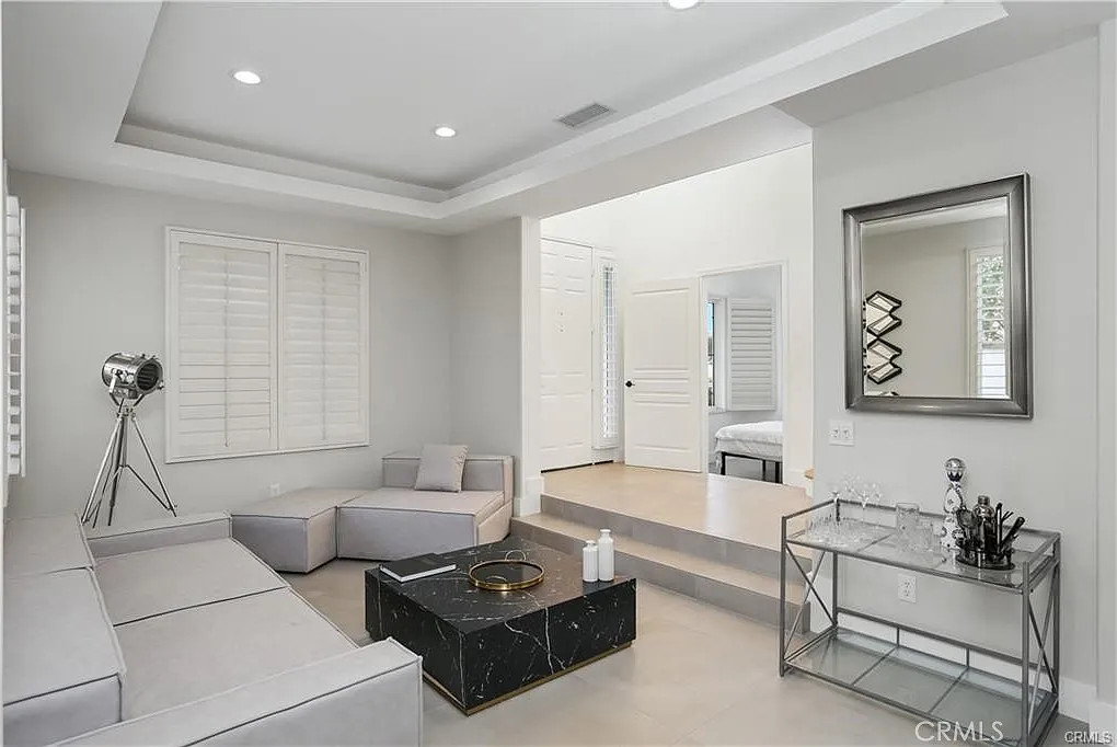 6 bed, 4300 sqft, $11,500 — Photo 3