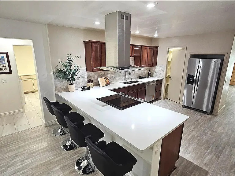 2907 S Elm St — Photo 10