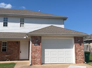 863 Oakwood Ln, Centerton, AR 72719