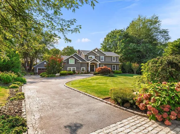 6 Whitney Court, Dix Hills, NY 11746