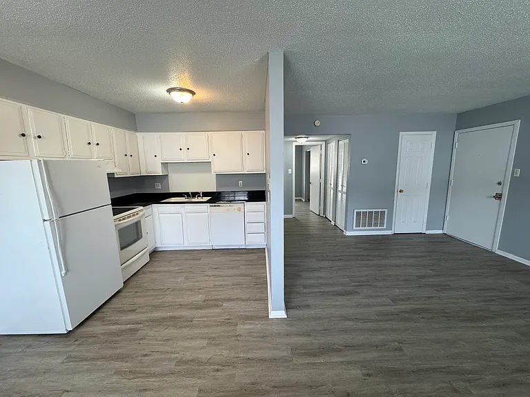 2832 E County Line Rd — Photo 14