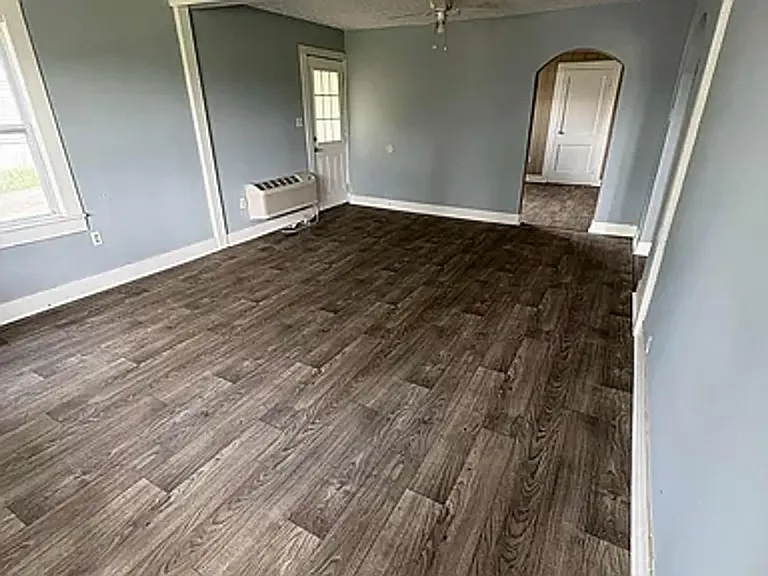 517 W Cherry St — Photo 8