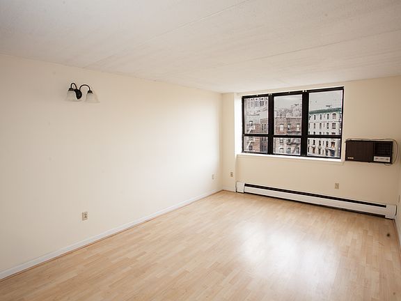 3rd image of 301 Cathedral Pkwy APT 5C