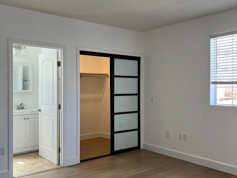 417 3/4 N Kingsley Dr — Photo 7