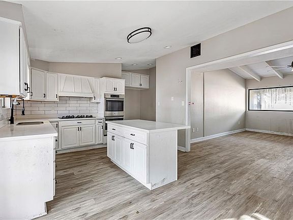 5th image of 27 Canberra Ct