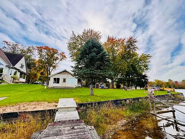 8108 Lakeshore Dr