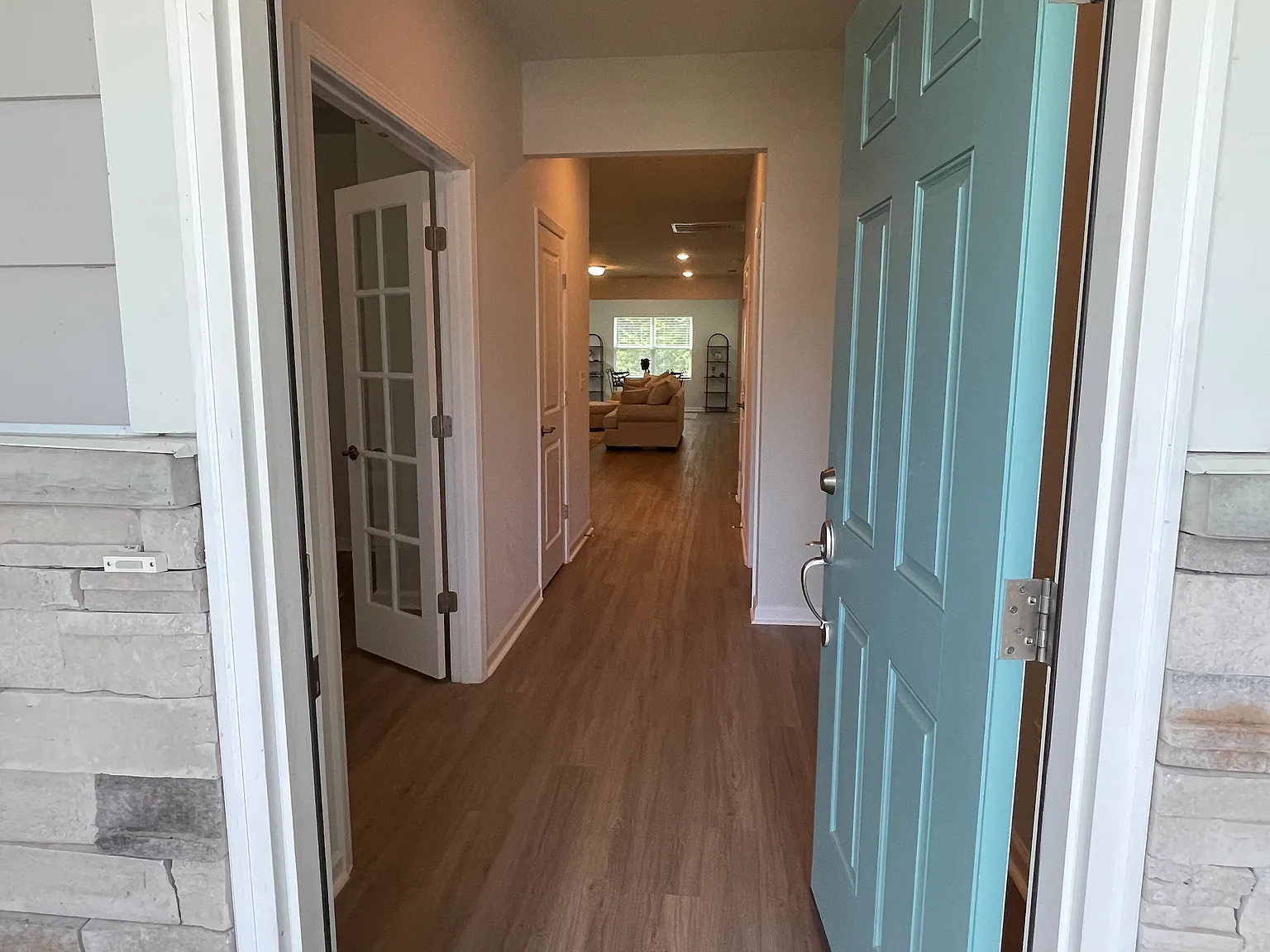 3 bed, 1842 sqft, $2,990 — Photo 3