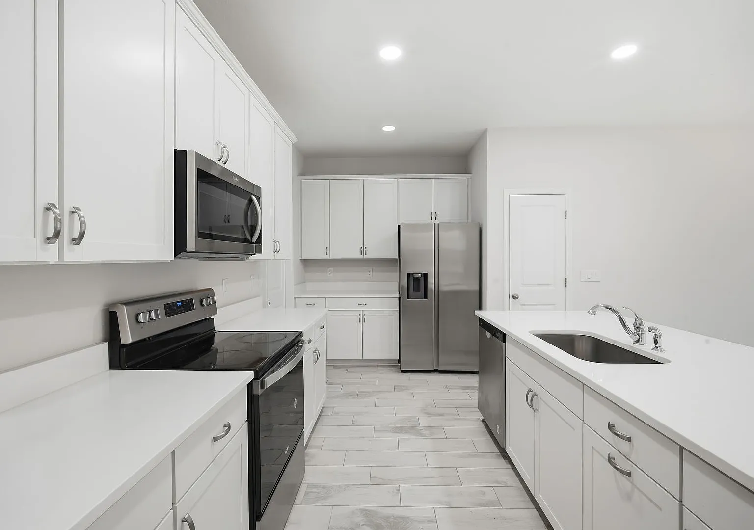Welcome home to this pristine, never-lived-in townhome! — Photo 4