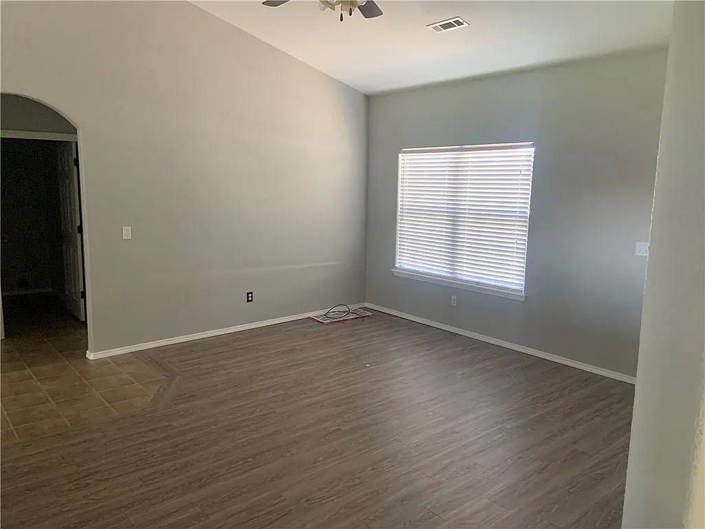 3 bed, 2.0 bath, 1242 sqft, $1,895 — Photo 4