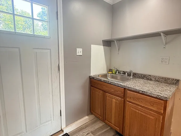 191 E Side Dr — Photo 1