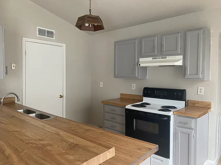 2425 Limestone Dr — Photo 8