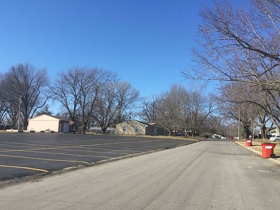 4th image of 1013 N Redwood Dr