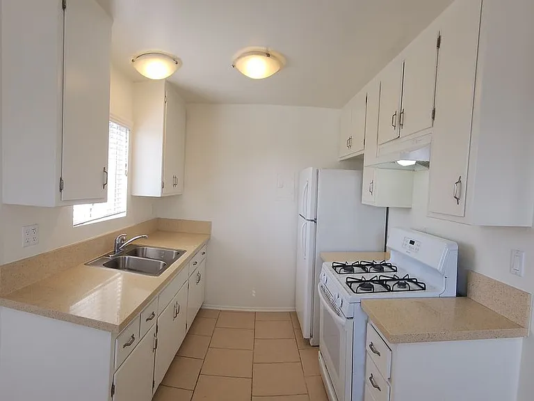 135-153 S Hemlock St — Photo 34