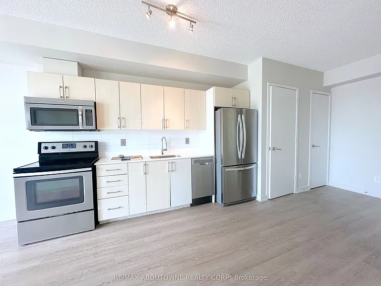 763 Woodbine Ave #406 — Photo 3
