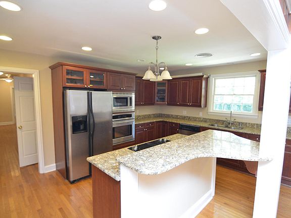 5th image of 1595 Carterett Ave