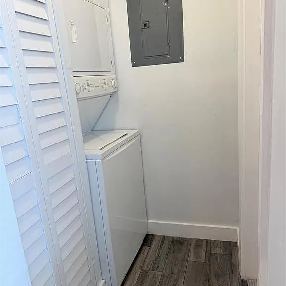1077 NE 34th St #3 — Photo 24