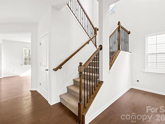 3rd image of 1072 Willow Bend Dr