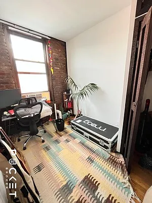 Rented by PocketBroker Inc | media 10