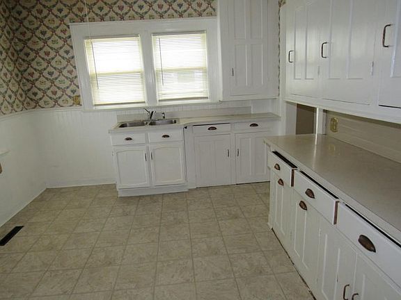 4th image of 72 Newton Ave
