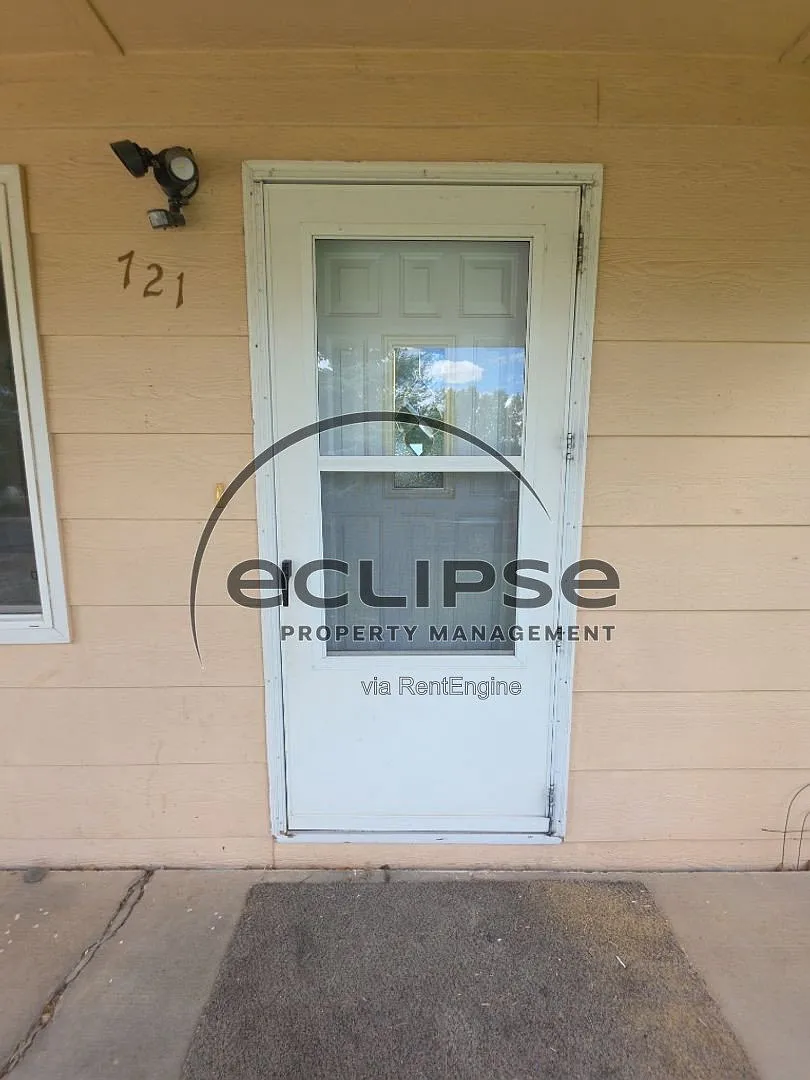 3 bed, 2.0 bath, 1072 sqft, $1,900 — Photo 1