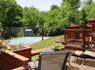 634 Meadow Wood Dr, Crescent Springs, KY 41017