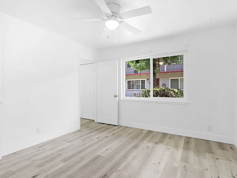Country Club Apartments — Photo 14