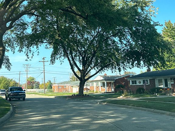 4th image of 29625 Moulin Ave