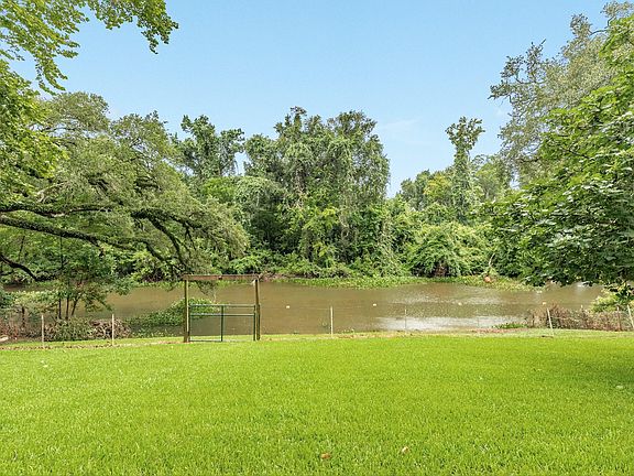 2nd image of 303 Southern Oaks Dr