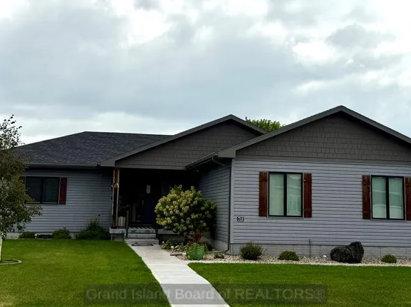 711 Stonewood Ave, Grand Island, NE 68803