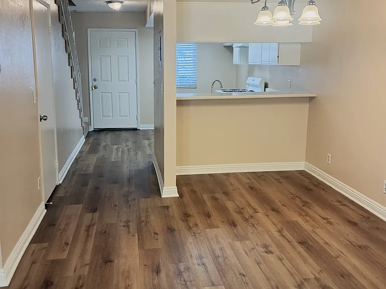 2324 N Catalina St #C — Photo 2