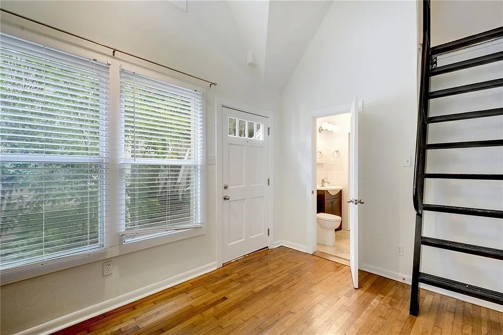 2 bed, 1.0 bath, 798 sqft, $1,600 — Photo 3