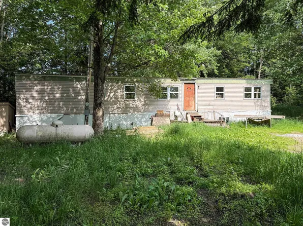 7671 S 27th Rd, Cadillac, MI 49601