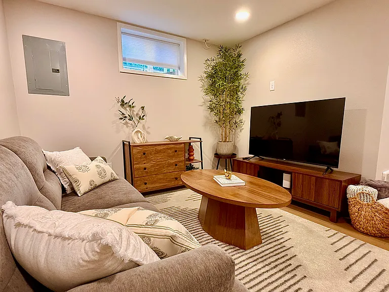 6208 SE Woodstock Blvd #BASEMENT — Photo 1