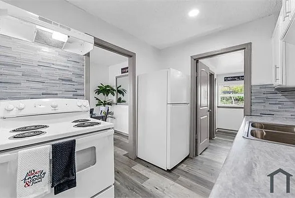 3 bed, 900 sqft, $2,495 — Photo 3