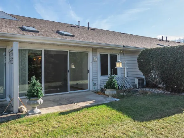 653 Hartford SQUARE, Hartford, WI 53027