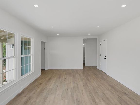 3rd image of 32568 Kentucky St