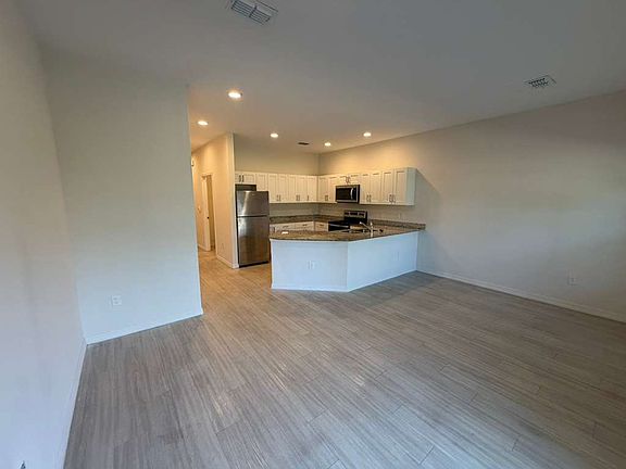 4th image of 2122 Penny Ln