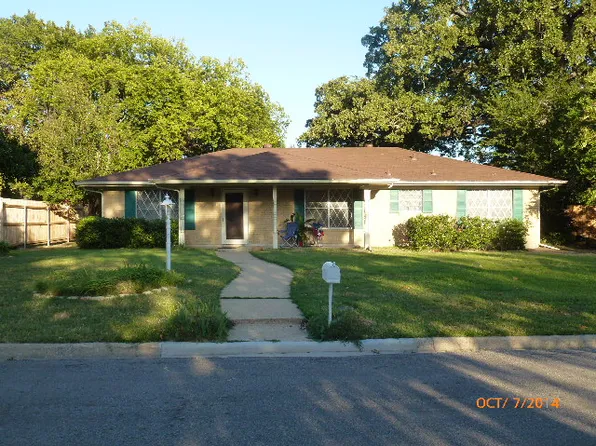 205 Royal Oaks Dr, Greenville, TX 75402