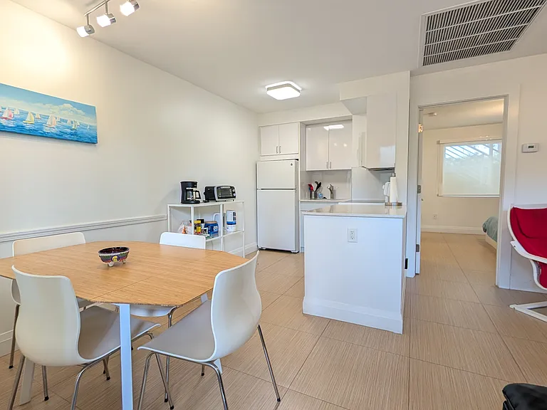 4324 N Ocean Dr #3 — Photo 2